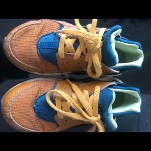 Boys huarache Nike shoe size 12.